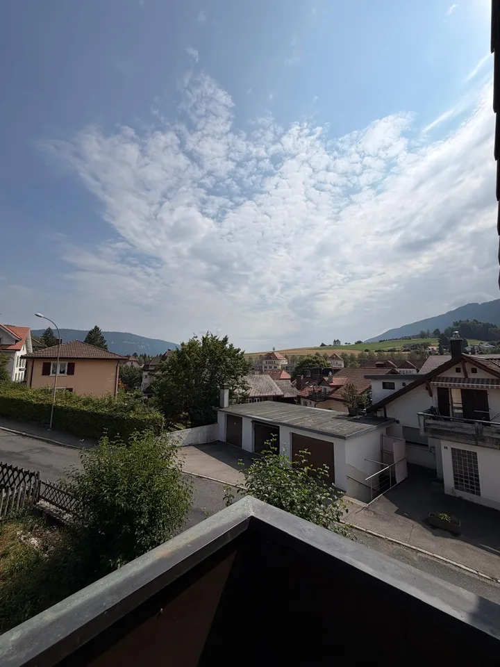 Bright 2.5-room apartment with balcony in Tavannes