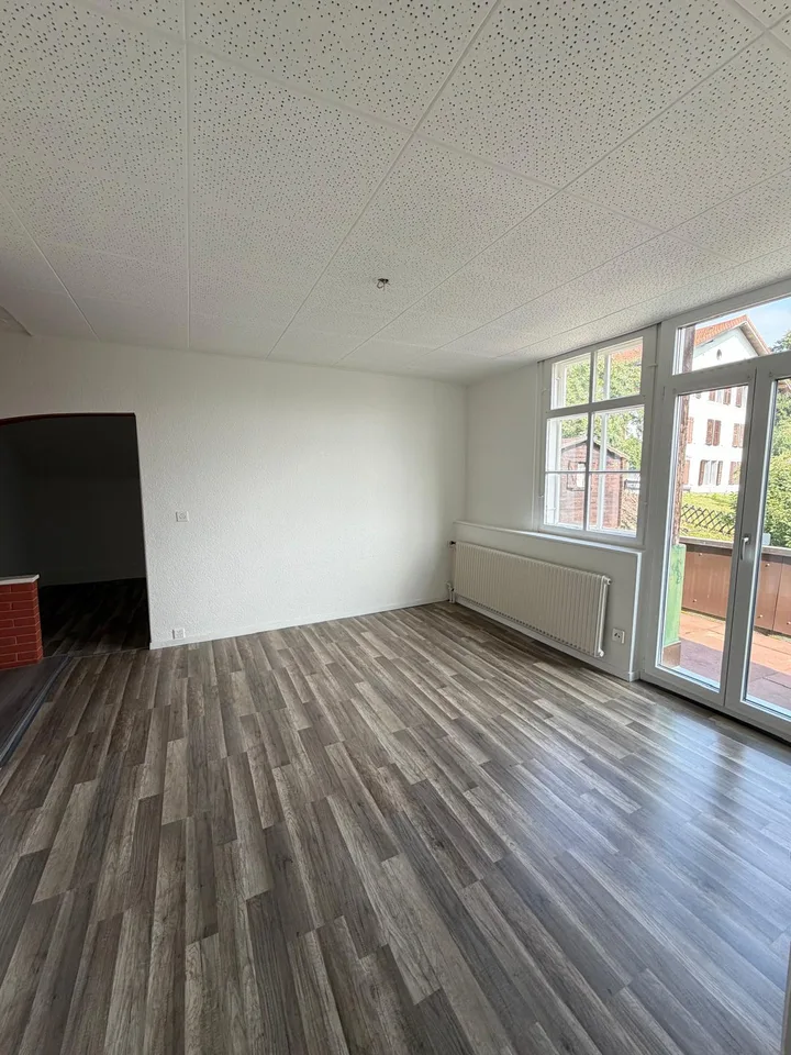 Bright 2.5-room apartment with balcony in Tavannes