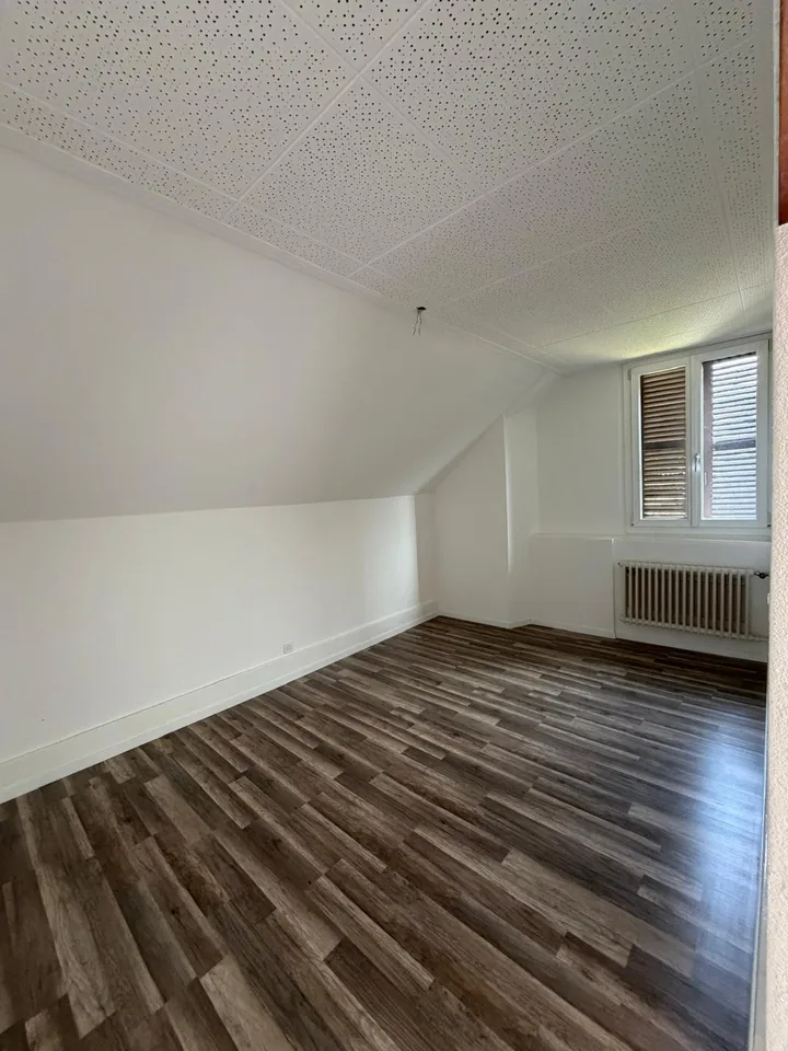 Bright 2.5-room apartment with balcony in Tavannes