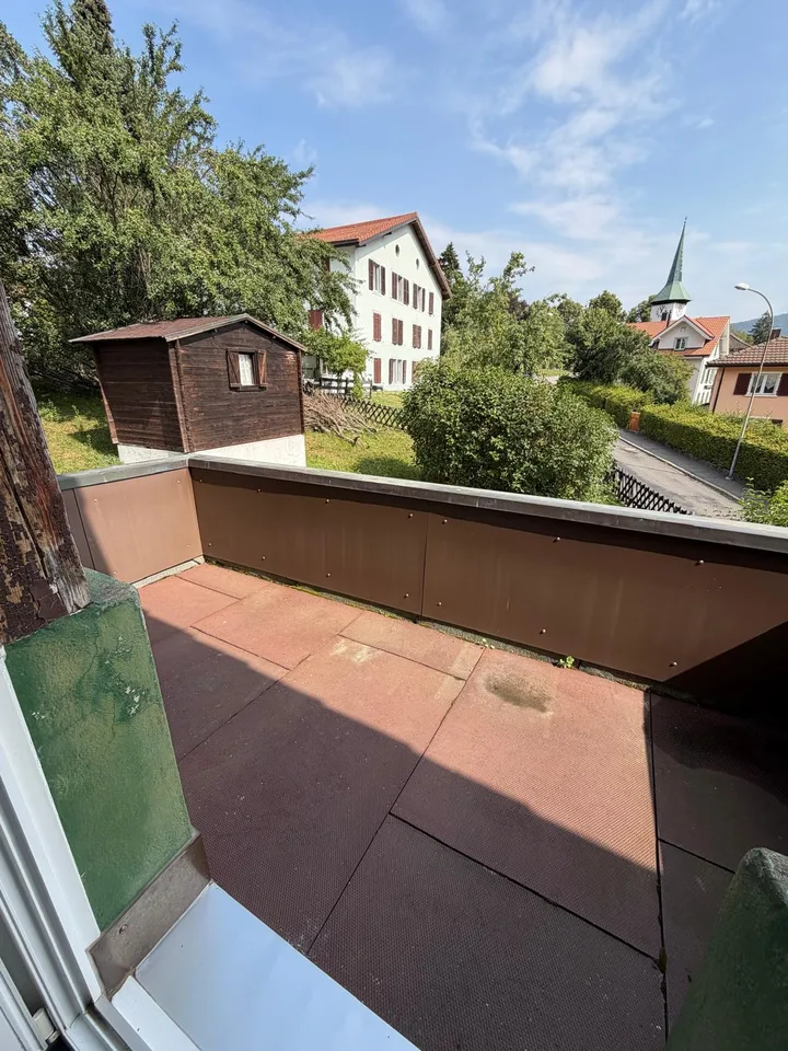 Bright 2.5-room apartment with balcony in Tavannes