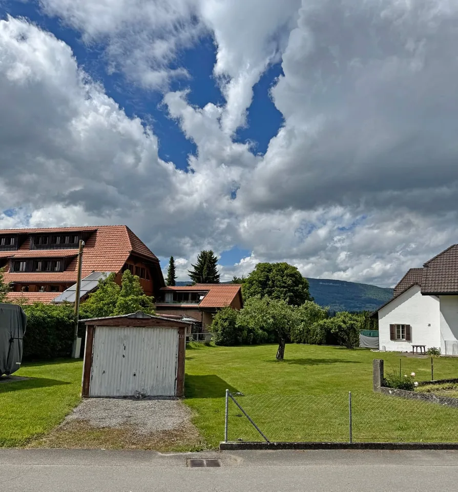 ...Wohnhaus, Stöckli und ein grosses Grundstück...