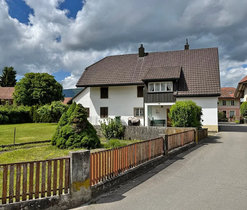 ...Wohnhaus, Stöckli und ein grosses Grundstück...