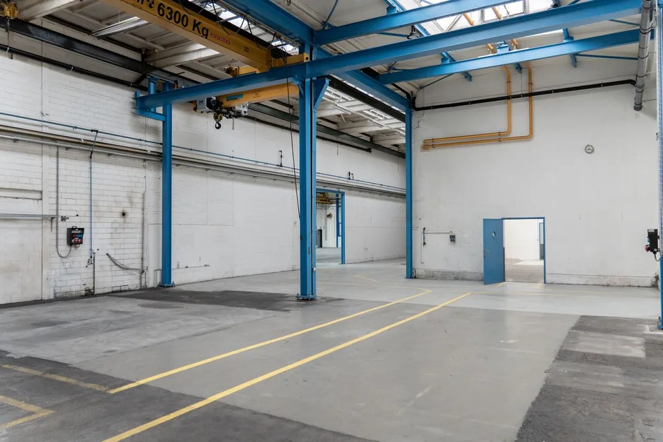 Hohe Lager-/Gewerbehalle mit ebenerdigem Zugang - 550 m²