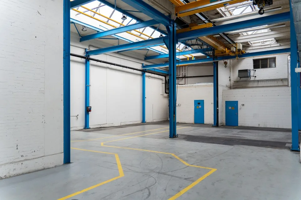 Hohe Lager-/Gewerbehalle mit ebenerdigem Zugang - 550 m²