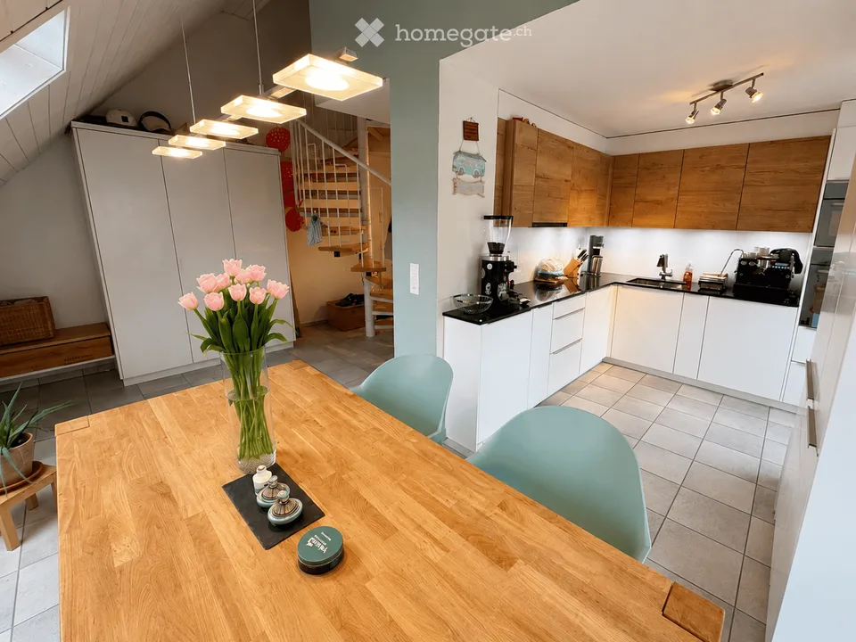 118 m² Maisonette mit 18 m² Galerie, 2 Balkonen, Cheminée & 2 Bädern