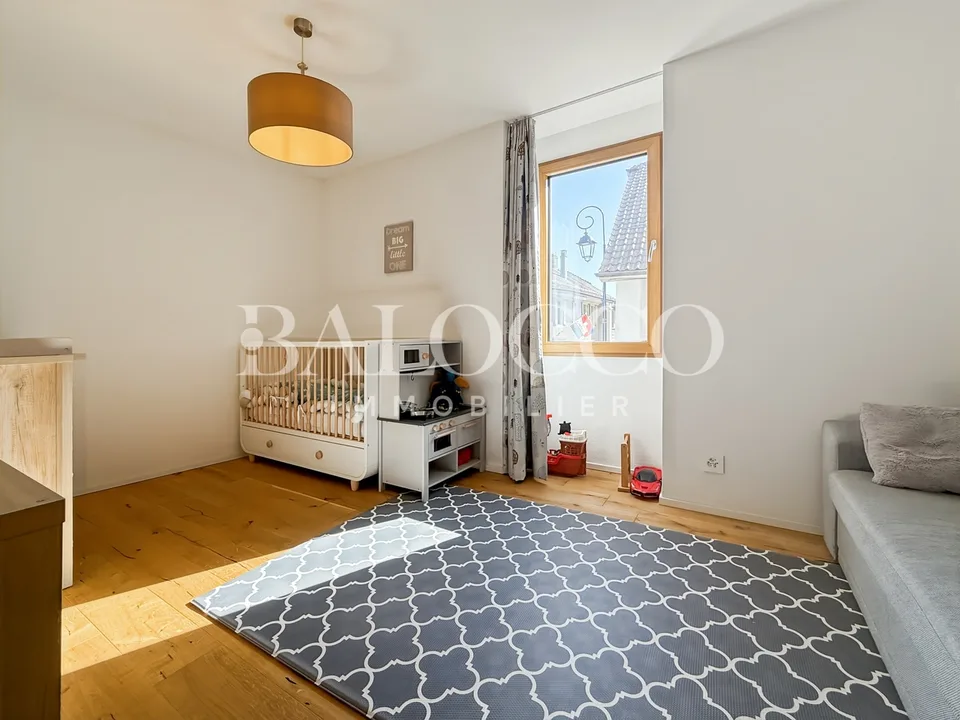 Wie ein Dorfhaus im Zentrum des Dorfes