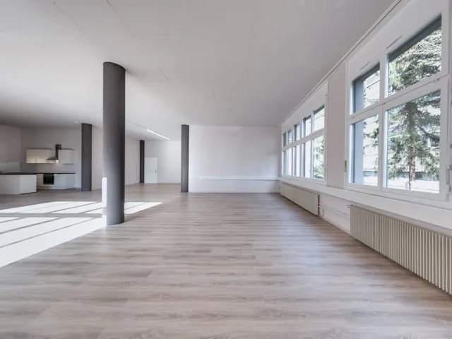 Molto spazio per la tua attività! 172m² nell'area industriale di Täfern, vicino all'uscita autostradale Baden-Dättwil