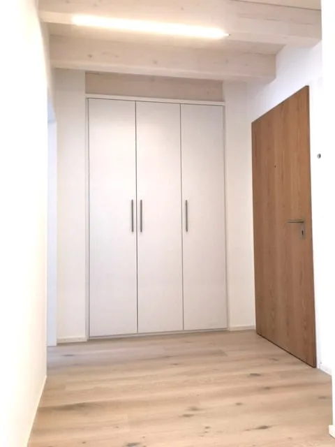 Appartement mansarde lumineux et calme de 3 pièces avec balcon, vue sur le lac inclus garage