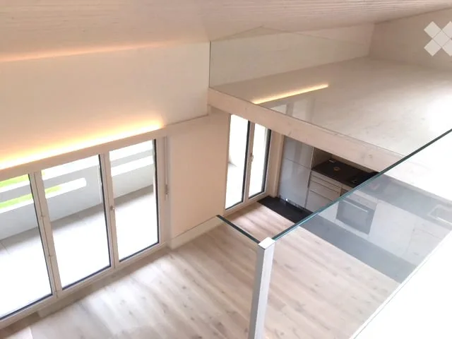 Appartement mansarde lumineux et calme de 3 pièces avec balcon, vue sur le lac inclus garage