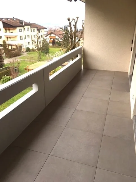 Appartement mansarde lumineux et calme de 3 pièces avec balcon, vue sur le lac inclus garage