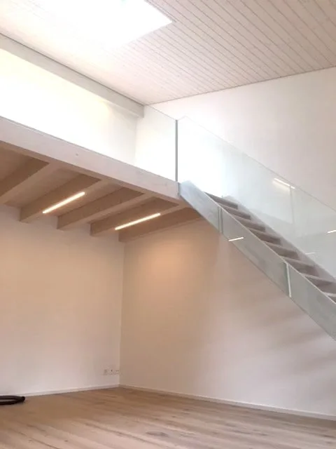 Appartement mansarde lumineux et calme de 3 pièces avec balcon, vue sur le lac inclus garage