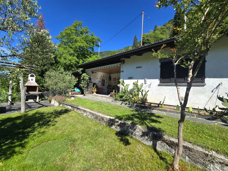 Haus inmitten der Natur mit Grundstück mit herrlicher Aussicht