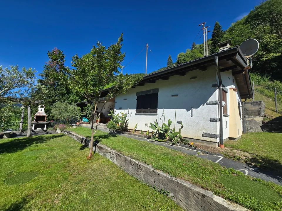 Haus inmitten der Natur mit Grundstück mit herrlicher Aussicht