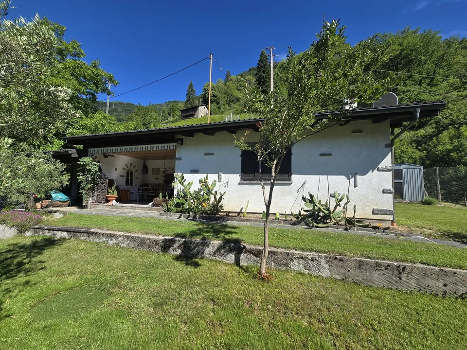 Haus inmitten der Natur mit Grundstück mit herrlicher Aussicht