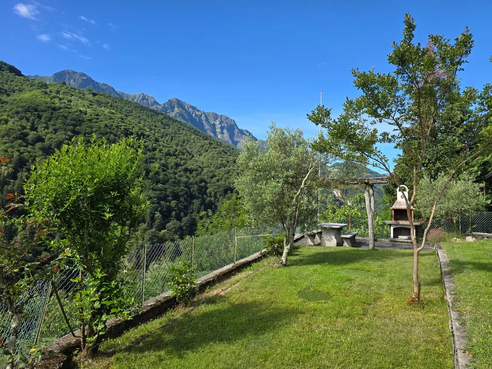 Haus inmitten der Natur mit Grundstück mit herrlicher Aussicht
