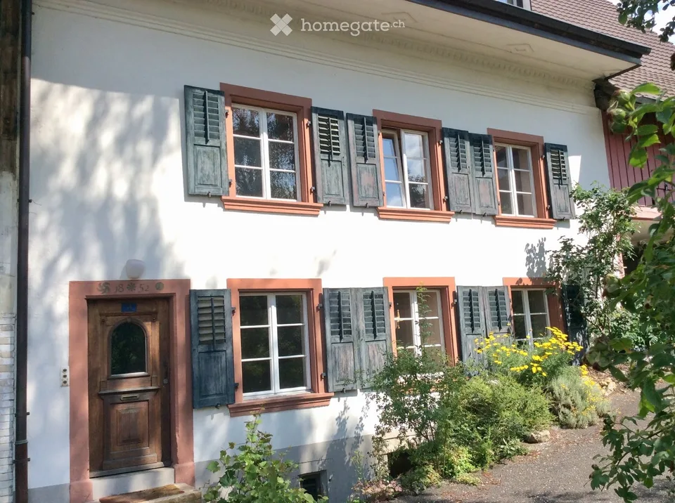 Grosse, sonnige Altbauwohnung mit Kachelofen