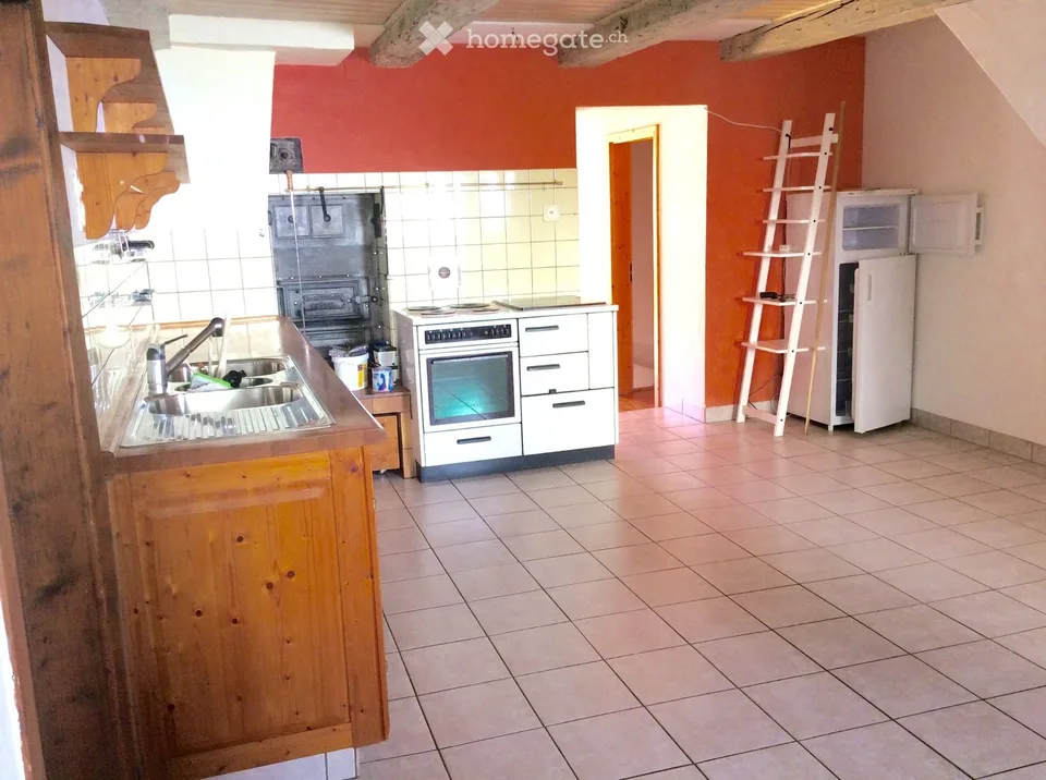 Grand appartement en vieille construction, ensoleillé avec poêle en faïence