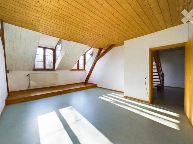 Einmalig schöne und helle Dachwohnung im Bauernhaus