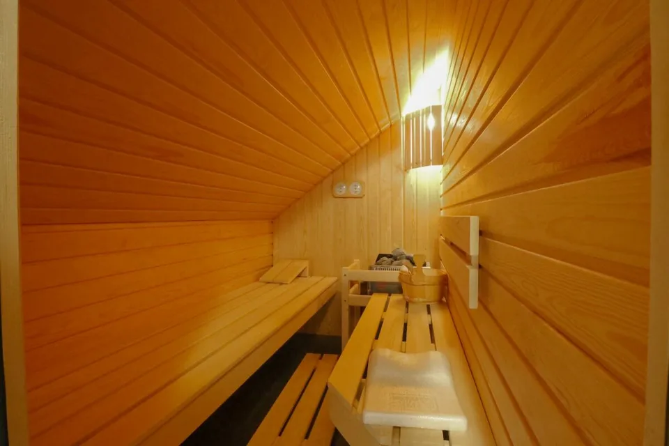 Living on two levels - 4½-room maisonette with fireplace, sauna, and sunny balcony