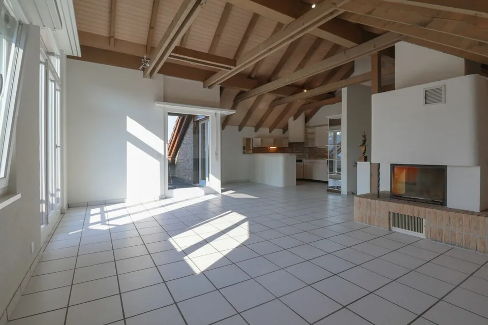 Living on two levels - 4½-room maisonette with fireplace, sauna, and sunny balcony