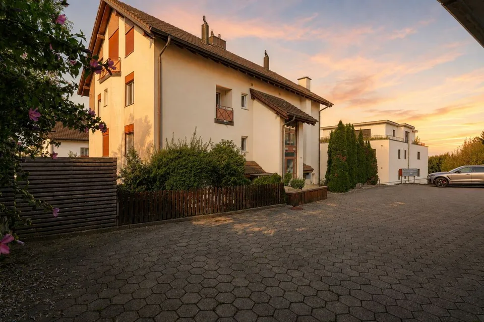 Living on two levels - 4½-room maisonette with fireplace, sauna, and sunny balcony