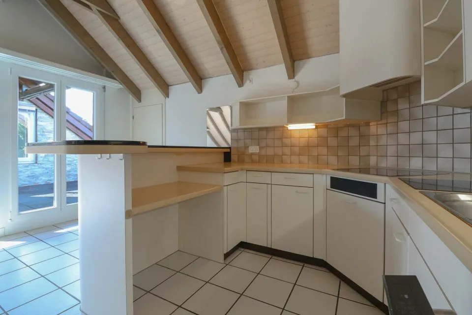 Living on two levels - 4½-room maisonette with fireplace, sauna, and sunny balcony