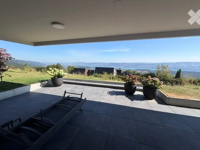 Appartamento-mansarda esclusivo e spazioso di 5,5 locali con vista mozzafiato sul lago di Zurigo e le montagne