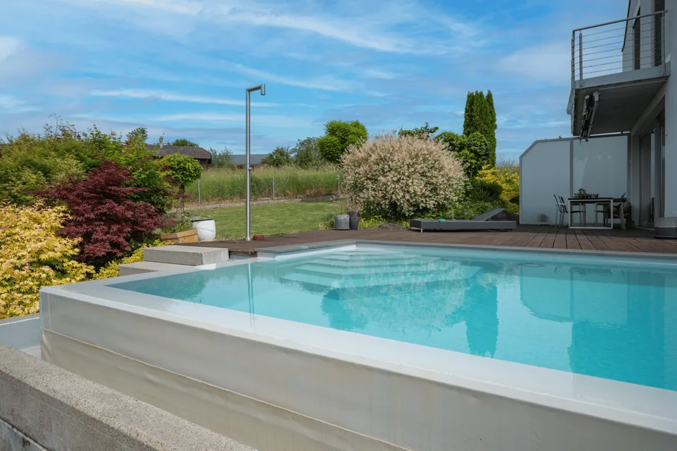 Villa dell'architetto con panorama e piscina infinity – dove l'architettura, la vista panoramica e il lusso si fondono