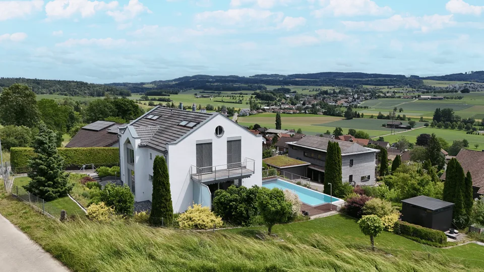 Villa dell'architetto con panorama e piscina infinity – dove l'architettura, la vista panoramica e il lusso si fondono