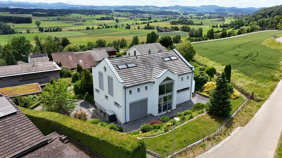 Villa dell'architetto con panorama e piscina infinity – dove l'architettura, la vista panoramica e il lusso si fondono