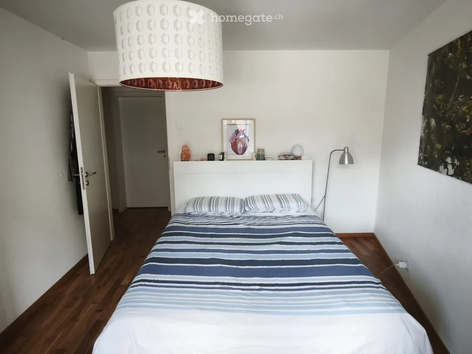 3,5 Zimmer mit Balkon und Parkplatz, zwei Schritte vom Bahnhof entfernt