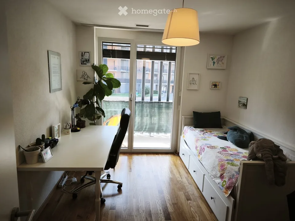 3,5 Zimmer mit Balkon und Parkplatz, zwei Schritte vom Bahnhof entfernt