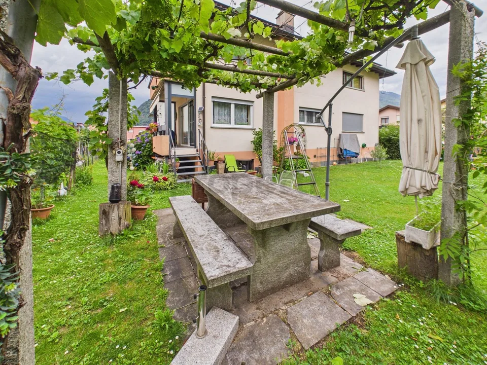 Elegante appartamento 4.5 locali in villa bifamiliare con giardino, Arbedo-Castione