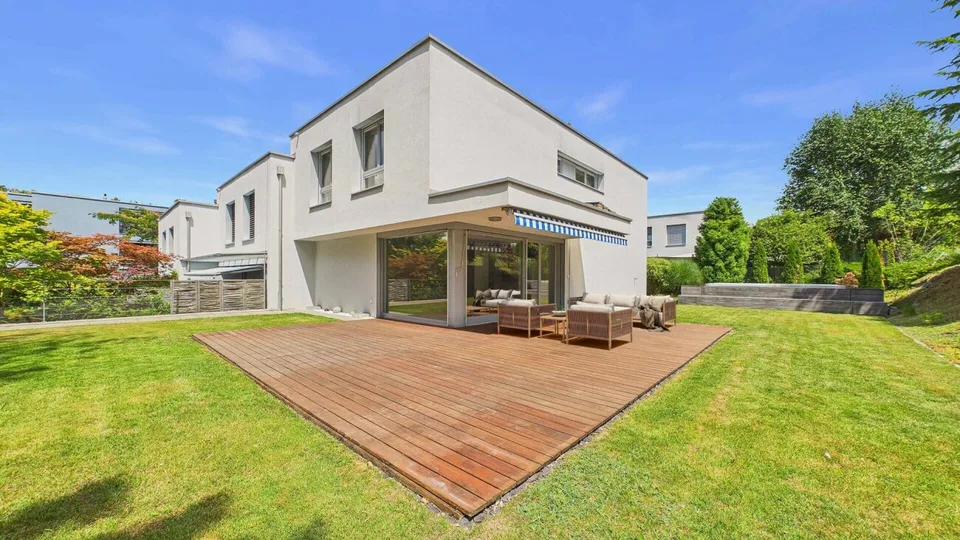 Grosszügiges Wohnen mit Garten, Pool und Privatsphäre