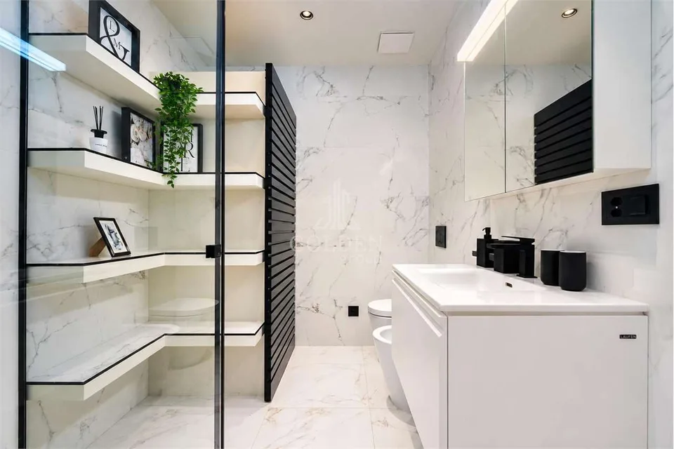Attico con terrazza panoramica e piscina privata