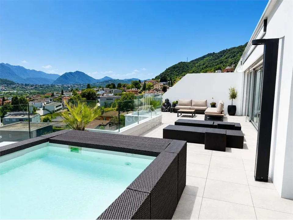 Attico con terrazza panoramica e piscina privata