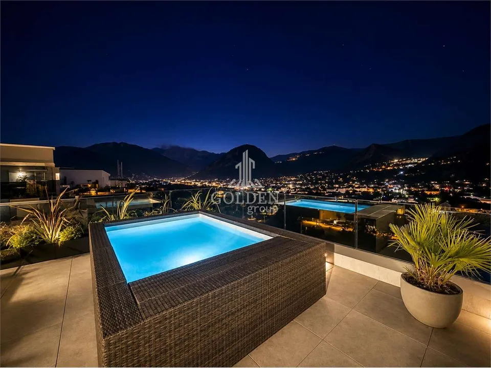 Attico con terrazza panoramica e piscina privata