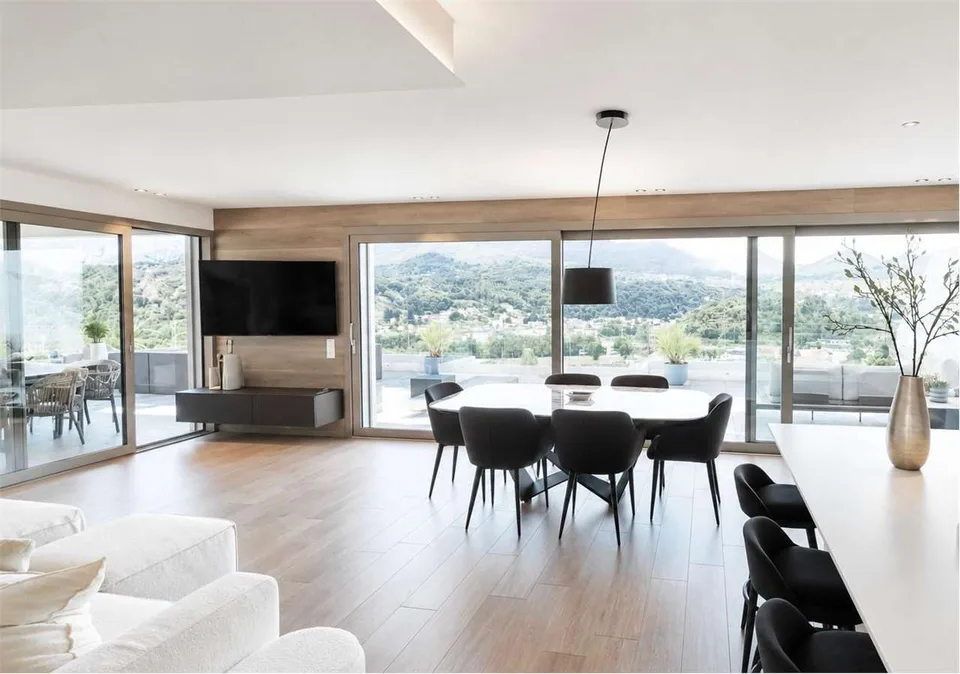 Attico con terrazza panoramica e piscina privata