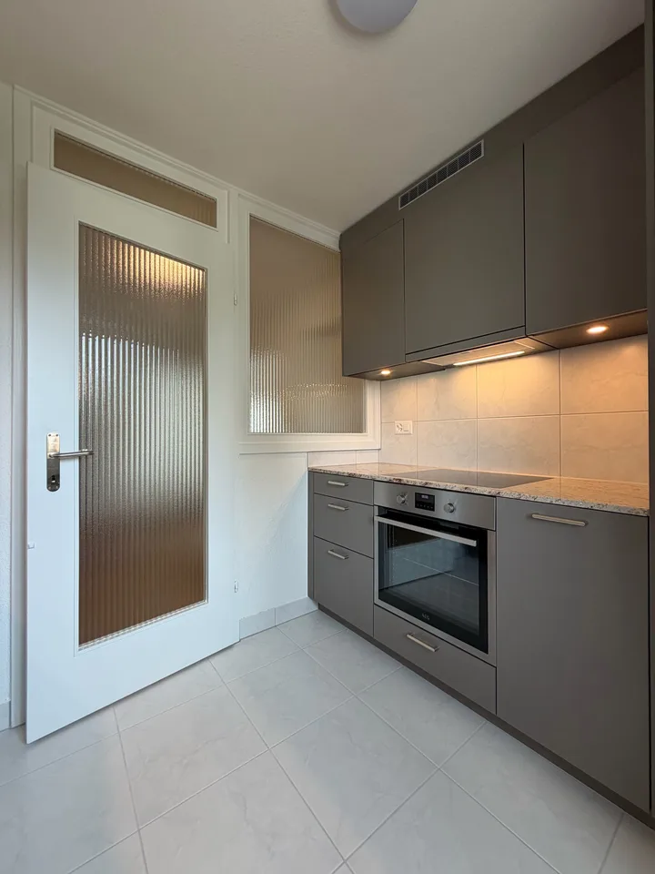 Appartement spacieux rénové de 4,5 pièces à Dübendorf avec balcon