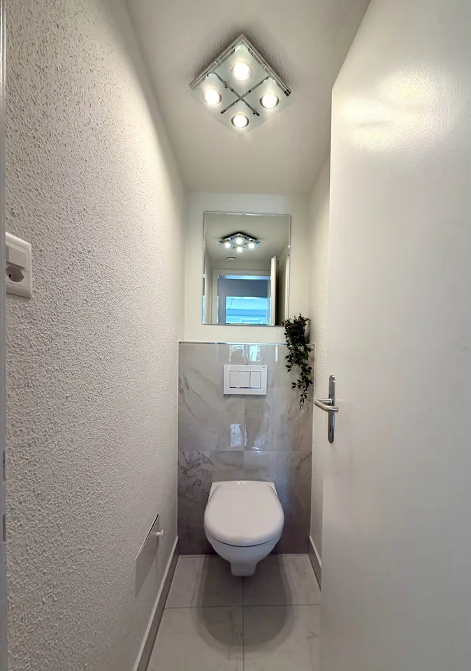 Appartement spacieux rénové de 4,5 pièces à Dübendorf avec balcon
