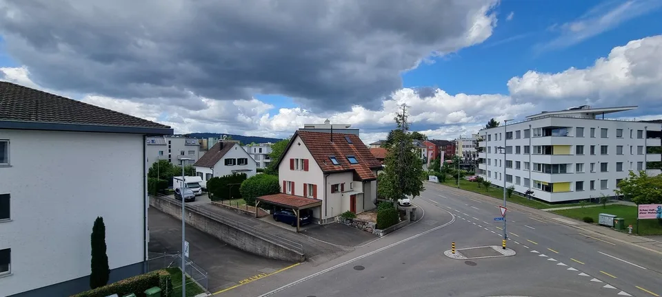 Appartement spacieux rénové de 4,5 pièces à Dübendorf avec balcon