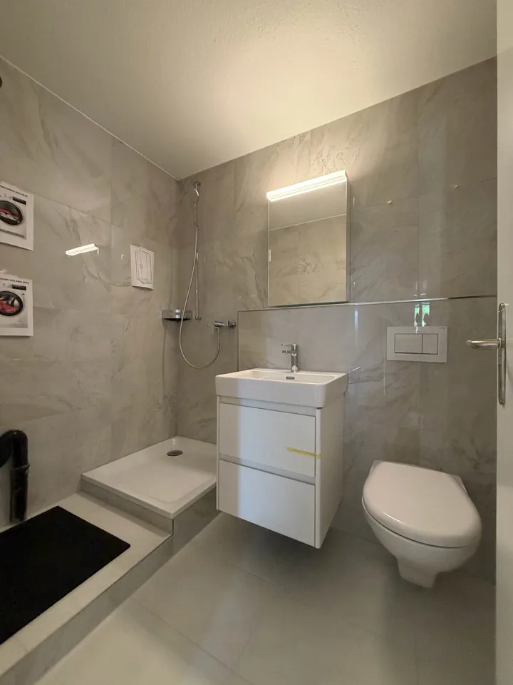 Appartement spacieux rénové de 4,5 pièces à Dübendorf avec balcon