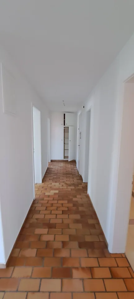 Appartement spacieux rénové de 4,5 pièces à Dübendorf avec balcon