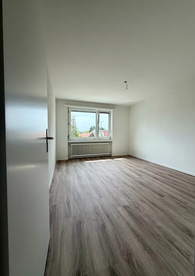 Appartement spacieux rénové de 4,5 pièces à Dübendorf avec balcon