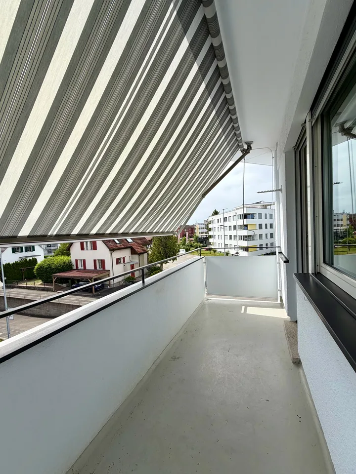 Appartement spacieux rénové de 4,5 pièces à Dübendorf avec balcon