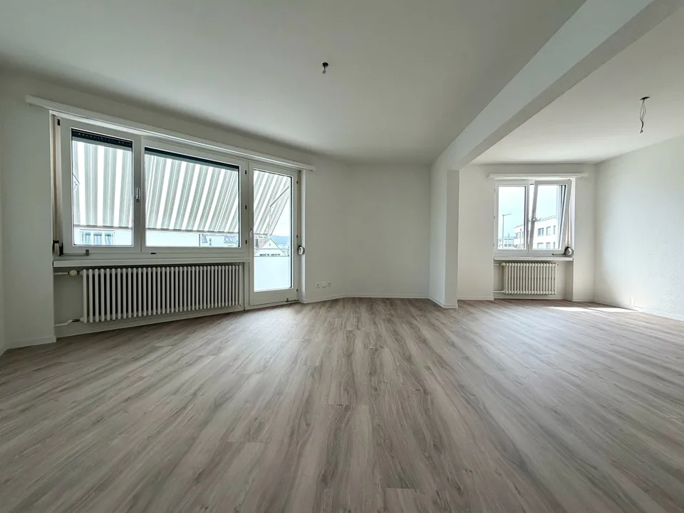 Appartement spacieux rénové de 4,5 pièces à Dübendorf avec balcon