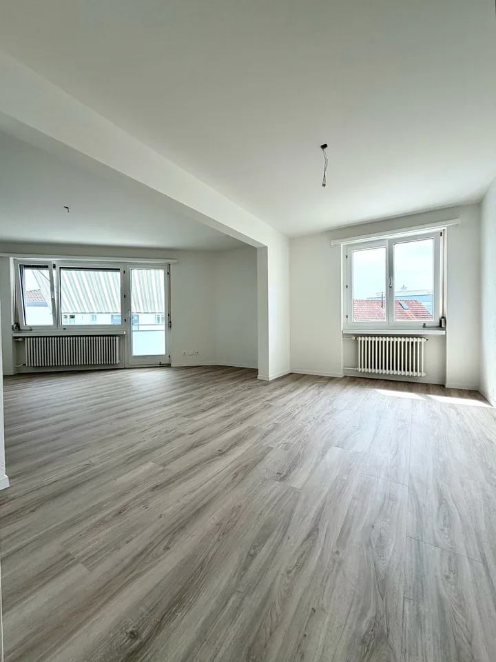Appartement spacieux rénové de 4,5 pièces à Dübendorf avec balcon