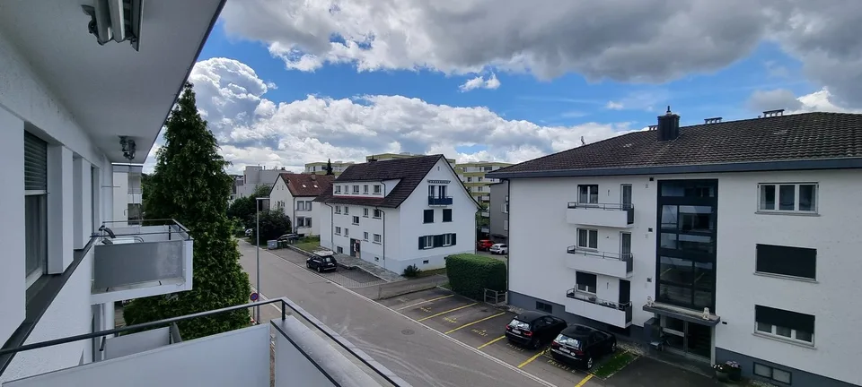 Appartement spacieux rénové de 4,5 pièces à Dübendorf avec balcon