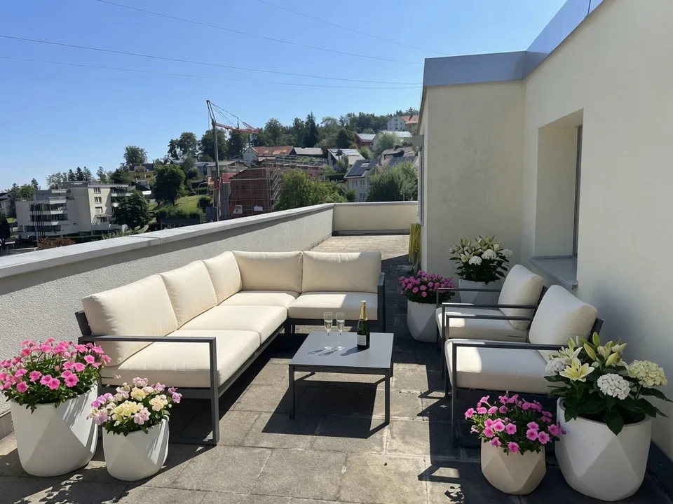 Charmant 2½-pièces en attique avec grande terrasse & vue panoramique à Grub AR