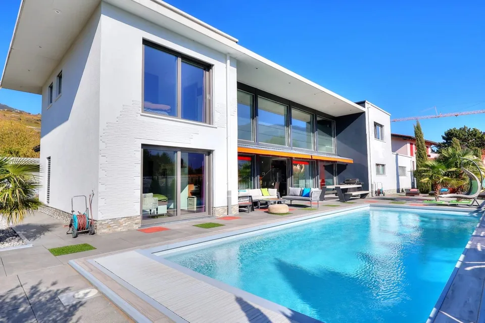 Prestigiosa villa indipendente di 6,5 locali con piscina e ascensore